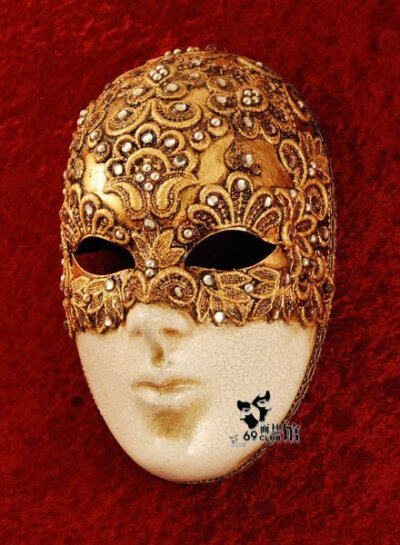 Hand-decorated mask, made in Venice according to traditional artisan techniques.