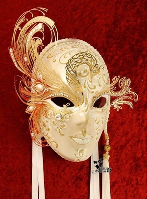 Hand-decorated mask, made in Venice according to traditional artisan techniques. Gold and silver leaf decorations with an antiqued finish. For display only, not to be worn. The mask is supplied with a Certificate of Authenticity . 威尼斯传统工艺技术，手工打造。