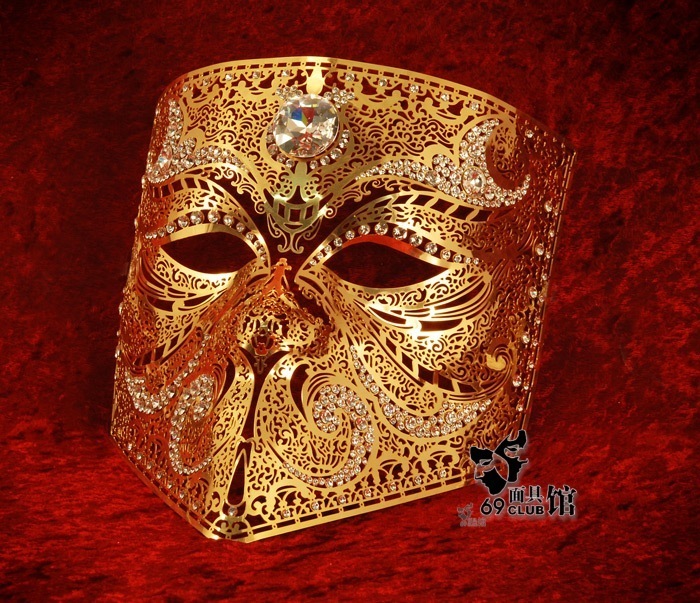 Hand-decorated mask, made in Venice according to traditional artisan techniques. Decorated with lozenges of passementerie, music paper; antiqued finish; cloth ribbon ties to fit the mask comfortably. The mask is supplied with a Certificate of Authenticity . 威尼斯传统工艺技术，手工打造。