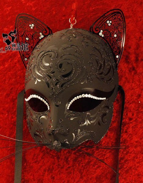 Hand-decorated mask, made in Venice according to traditional artisan techniques. Beautifully decorated with high quality glitter, stucco and Swarovski crystals; Satin ribbon ties to fit the mask comfortably. The mask is supplied with a Certificate of Authenticity . 威尼斯传统工艺技术，手工打造，美丽的镀金面具镶满了施华洛世