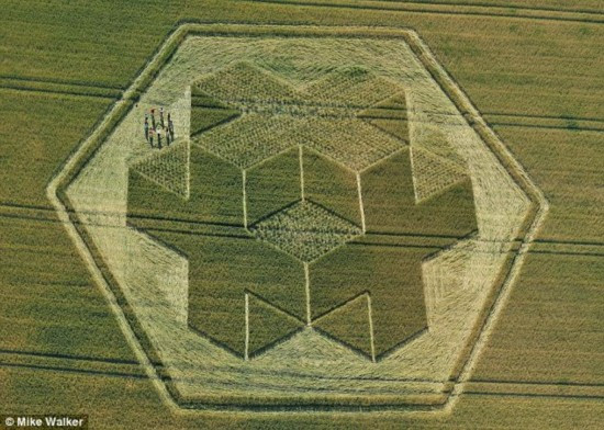 麦田怪圈呈现出较为复杂的图案，它利用人们眼睛的特性构造出了“三维立方体”的错觉。该图案的直径达到了200英尺（约60.96米），位于沃明斯特地区的山区当中。而这一图案的制造者始终是个谜。