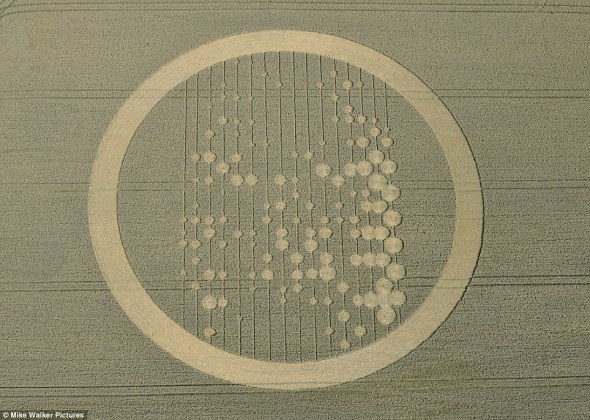 巴克夏郡M4高速路两侧麦田出现的怪圈，两个怪圈图案都和都灵裹尸布上的耶稣脸部形象很像