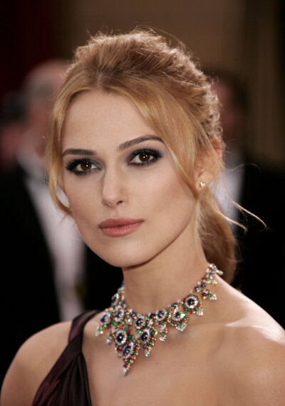 凯拉·奈特利（英文：Keira Knightley）是一个曾获奥斯卡金像奖和金球奖提名的英国电影演员。她在孩童时已经开始其演艺事业，在2003年电影《我爱贝克汉姆》和《加勒比海盗》中担任主角后，成为世界知名的影星，其后陆…