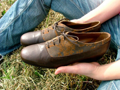 Vintage shoes: brown and patterned low heeled laced close up - size 6.5 - 80s - Made in Italy - Unworn