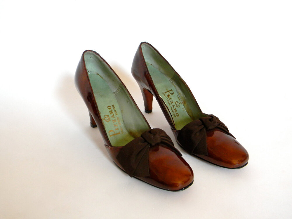 Cute 50s Brown Patent Leather Kitten Heels with Bow