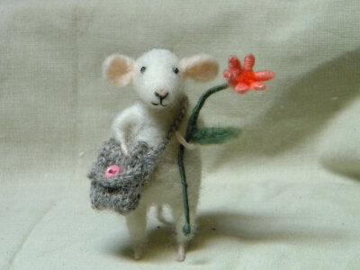 Little girl mouse and her bag and spring flower - needle felted ornament animal, felting dreams by johana molina。