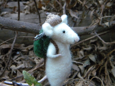 The Little Backpackers mouse with bag and hat - needle felted ornament animal, felting dreams by johana molina