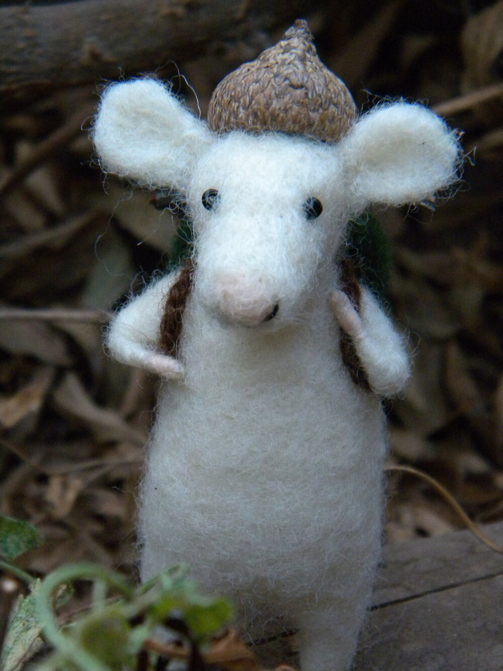 The Little Backpackers mouse with bag and hat - needle felted ornament animal, felting dreams by johana molina。。