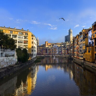 Girona posee el encanto de las grandes ciudades.