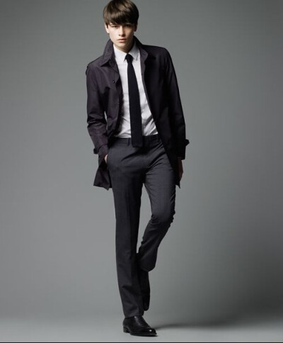 Burberry旗下的支线品牌Burberry Black Label最新发布了2012春夏系列，此品牌是Burberry专门针对亚洲市场所创建的。本季推出的新品依旧以优雅的外套和休闲装为主打，同样是英伦式的优雅和简约，但有别于Burberry Lon…