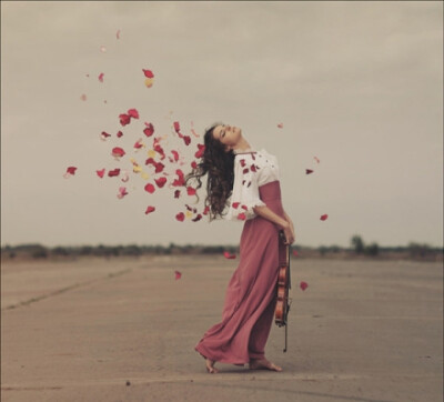 我时常在空旷的街上，迎着风，想忘了你。