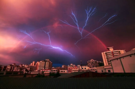 2012年05月13日，海南海口上空同现彩虹闪电景观