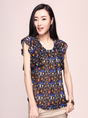 http://detail.tmall.com/item.htm?id=16976384942& 充满魅力、精致华美与浪美的造型是开始新一季的完美方式。存在感的插画图案印花使雪纺上衣魅力十足。4个颜色可供选择