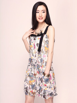 http://detail.tmall.com/item.htm?id=14656781083& 复古感的时尚印花连衣裙，黑色拼接设计凸显层次感，低腰设计是今季流行热点，腰部松紧轻松束出窈窕曲线。