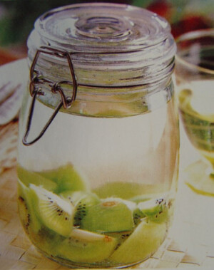  将猕猴桃洗净去皮，切成块，放入酒器中  倒入白酒，加盖密封浸泡，放置在阴凉处  每3天搅拌1次，20-30天后即成。每日可饮2次，每次饮10-15毫升
