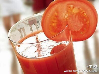 【最火热最简单的番茄减肥法】两个月瘦十一公斤菜单：只要在每天的早、午、晚三餐之前各喝一杯约300cc的番茄汁就可以了。可以维持平常的饮食习惯~