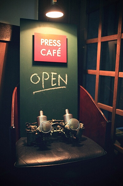 PRESS CAFE 就是這家咖啡店的名字，有趣的是下面類似於蒸汽朋克的古怪裝置