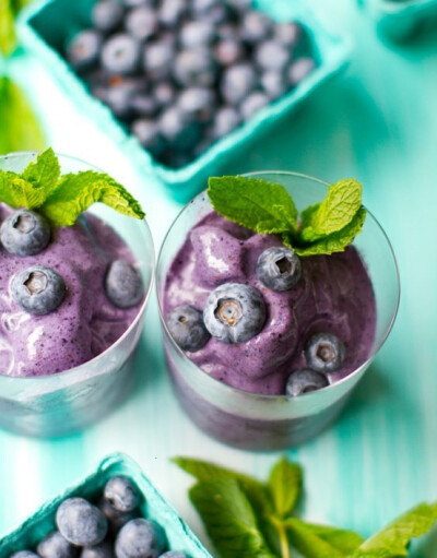 藍莓奶昔 材料 :藍莓125g、牛奶1杯、香草冰淇淋一大球，做法：將藍莓洗淨, 抹乾水份, 全部放入攪拌機打爛, 直至拌勻.太稀加冰塊，太硬加牛奶，倒入杯中加薄荷葉裝飾即可。做法來自本人實驗