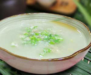 材料 鸡翅根 葱花 米酒 盐 淀粉 芝麻油 大米 白胡椒粉 姜丝 糖 鸡精 作法1.洗米，加水，米水比例喜欢粥稠点的1:8，喜欢稀点的1:12；2.大火烧开，用勺搅一搅煲底，不要让米粒粘底；3.然后转小火熬，如果是稠粥，中途需查看，用勺搅拌，以免熬糊；4.鸡翅根去皮，用刀把肉削下来；5.把鸡翅根骨头洗净，放烧开的粥内；6.鸡肉用盐、糖、米酒、姜丝、白胡椒粉、鸡精、淀粉，加一点水拌匀腌制备用；7.用切水果的砧板和刀切葱花备用；8.粥熬约一小时，熬好后，放入鸡肉，搅拌一下；9.粥重新烧开，即可关火，试味后加盐，撒上葱花，倒入一点香油。