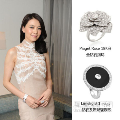 高圆圆，戴Piaget Rose 18K白金钻石指环，配素色中式无袖旗袍，上绣白色蕾丝植物纹样，展现出优雅迷人的魅力。