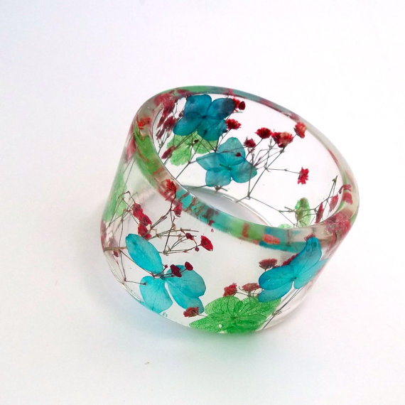 Red, Blue and Green Botanical Resin Bangle. Chunky Bangle with Pressed Flowers. Real Flowers - Red Baby&#39;s Breath