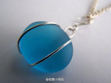 海玻璃项链。哪怕伤痛尖锐如玻璃，经年过后，也磨平为丰盈的记忆。