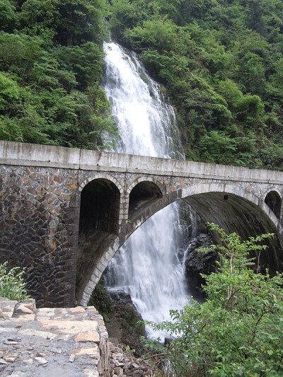 从江西跨过安徽时，从这条瀑布中间走过，那噗噗的水石相击声，气势磅礴