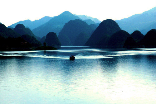 百花湖位于贵阳市的西北端，景区面积约83 平方千米，湖中约有岛屿 100 余个。此景区以岩溶地貌呈现的自然景观见长，湖光山色美如仙境。整个景区自然分成南湖、中湖和北湖，以低岛、孤峰相隔分。南湖湖面狭而长，湖区内奇峰连绵不绝。中湖湖面较为开阔，岛屿浮在澄碧的水面上，湖汊纵横，幽深难测。北湖湖面层次稍多，呈山重水复之势，岛屿多，形状奇，湖湾形态复杂，景色非同一般。