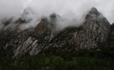 青海 雨后的山峰