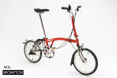 【Brompton M3L】 英伦经典品牌Brompton，没有科技感的凌厉线条，微曲的车架更显得几分优雅，折叠后平整而且超小。最特别的设计是车架和坐杆连接后方有对小轮，折叠后正好可以推着走，不需要手拎。 http://http://ww…