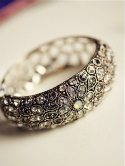 巴宝莉 Burberry 2012春夏新款英倫古風 鏤空歲月女士手環