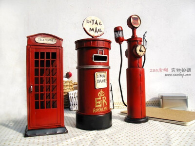 英伦风格街头 /zaa杂啊店里的三件套：邮筒、电话亭、加油机存钱罐。