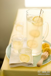 收集 【柠檬祛斑的方法】将柠檬切片放入密闭的容器中，放入蜂蜜，加凉水使得吞没柠檬片，盖好容器，放入冰箱。第2天拿出两片即可泡水了。柠檬含维生素C，能避免牙龈红肿出血，可削减黑斑、斑点，并能局部美白。常常喝柠檬水有绝对惊人的美白结果。