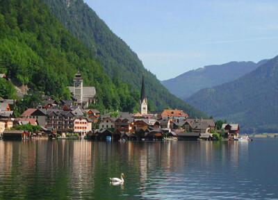 站在奥地利哈尔施塔特（Hallstatt）小镇的湖边，你马上会被眼前美景镇住的，那种美是你无法用语言来形容的。深幽、恬静、神秘……换哪个角度眼前都像是一张张美丽的明信片