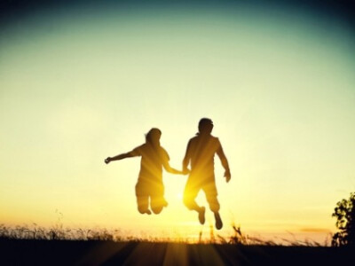 I think love is a two romantic travel together, hand in hand, in the stone streets, walking. Indifferent to go there.——我觉得爱情是两个人一起浪漫地旅行，手挽着手，在石子街道上，走着。无所谓去那里。