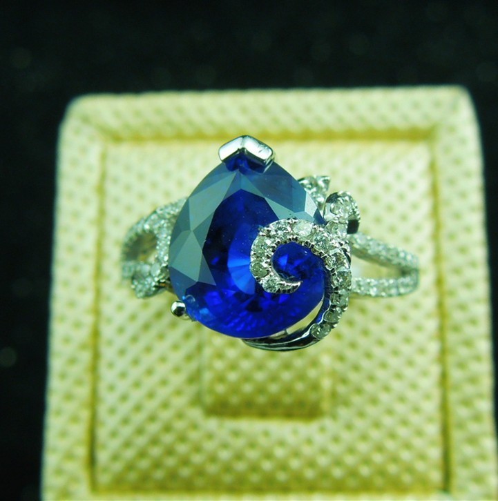  水滴型，完美切割，把宝石的深邃和闪耀表现的淋漓尽致。尺寸：11*8.8*6.3mm.产地：斯里兰卡