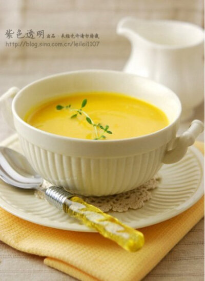 材料 南瓜 百里香 淡奶油 蜂蜜 作法1.小号南瓜半个，去籽。2.削掉南瓜皮后切成小片。3.把切好的南瓜片放入小锅中，加入清水，没过南瓜即可。4.打开火，放入一支百里香同煮。5.煮到南瓜软烂后关火冷却放凉。6…