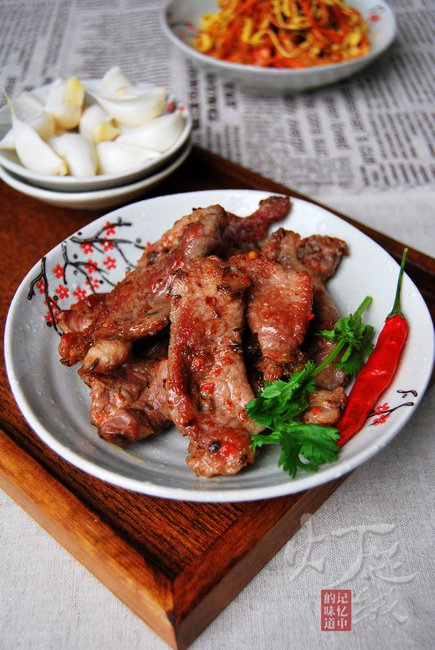 材料 梅花肉 盐 辣椒粉 孜然粉 料酒 味精 孜然 作法 1.梅花肉切片； 2.用料酒、盐、味精、辣椒粉、孜然、孜然粉抓匀，腌制30分钟以上； <br />3.热锅下冷油，油烧热后，下入腌好的肉片，中火煎至； <br />4.底面变色后翻面，底面再次变色后，即可取出。