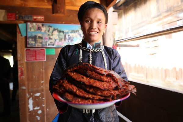 苗家腌鱼腌制：把肉切成4-5厘米宽，30厘米长，再将肉横切成半厘米左右的薄片，肉皮不切断，然后用糯米面裹均匀，撒上花椒粉、辣椒面、最后把肉一层层放到小坛内，装完后，坛口加盖，用坛沿密封，半月后即可食用，且可保存1-2年。 吃法：食用时从坛中取出，把原来的肉片切断，蒸熟后即可，形似粉蒸肉。肥而不腻，有股淡淡的酸味，鲜香爽口。