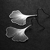 Ginkgo Earrings 銀杏，來自兩億七千萬年前的古老植物，它堅韌的生命力，象徵永恆的化身，隨著配戴時的律動，有如展翅嘻遊的蝴蝶，等待成为你耳边的一道风景~