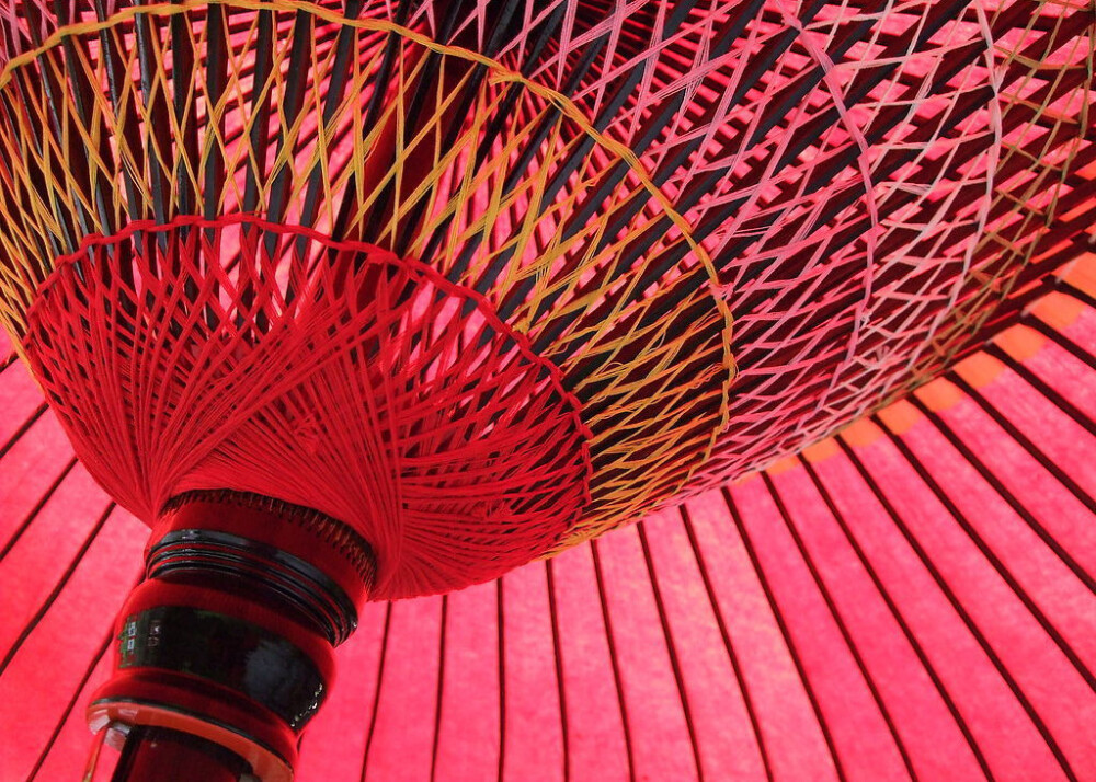 为没有办法生世相守，我总会在某个笑得很灿烂的瞬间突然沉静，静得只能听到你我的呼吸，静得想让风儿捎上我像烟尘一样不留痕迹。曾经想人生若只如初见，一定做个无情无欲无所求的女子，像一叶枫红不经意飘过你身边，只留个回眸让你记忆。即使不能相守心也要住在一起，这样的缘分是不是所谓的珍惜？