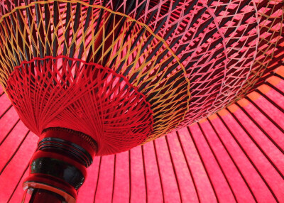 为没有办法生世相守，我总会在某个笑得很灿烂的瞬间突然沉静，静得只能听到你我的呼吸，静得想让风儿捎上我像烟尘一样不留痕迹。曾经想人生若只如初见，一定做个无情无欲无所求的女子，像一叶枫红不经意飘过你身边，…