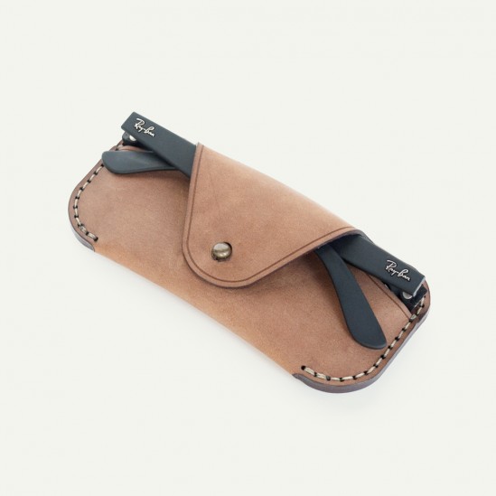 × EYEWEAR SLEEVE Khaki Chamois Lens slip eyewear case. Antique brass button stud arm keeper. Khaki Chamois Horween® leather. Hand sewn, edge painted and polished. 6" × 2.75" × 1" REGULAR PRICE: $90.00 SPECIAL PRICE: $76.50