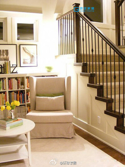 楼梯拐角处的读书空间