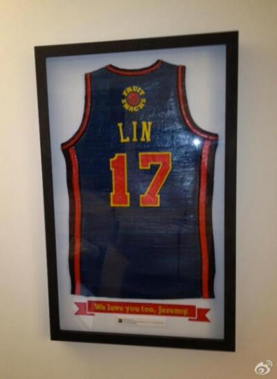  thanks fruit snacks for sending the coolest gift ever: a life-size jersey made of fruit roll up. I would eat it if it werent framed. 谢谢水果软糖送我这个最酷的礼物：用水果软糖做成我的球衣。如果它不是…