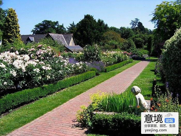 在英国冷清寂寥的乡村风景中，私家花园含蓄温柔地绽放出春天的灿烂。几乎每户人家的花园都是一处特别的景致。据调查，园艺是英国人业余生活第二大爱好，有一句话在英国很流行：“花园是人们隐秘的快乐”