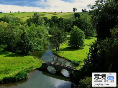 在英国冷清寂寥的乡村风景中，私家花园含蓄温柔地绽放出春天的灿烂。几乎每户人家的花园都是一处特别的景致。据调查，园艺是英国人业余生活第二大爱好，有一句话在英国很流行：“花园是人们隐秘的快乐”