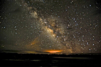 西藏，纳木错。夏夜的银河和星云。