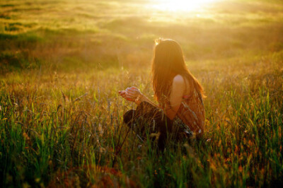 我爱在旷野里看夕阳，听风吹来的方向，与我无关的都遗忘，像树一样生长。