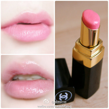 每次的相遇，仿佛是命运呼唤她紧紧把握每个机会。纯净的正粉色在双唇上谱出一段如诗的初恋。